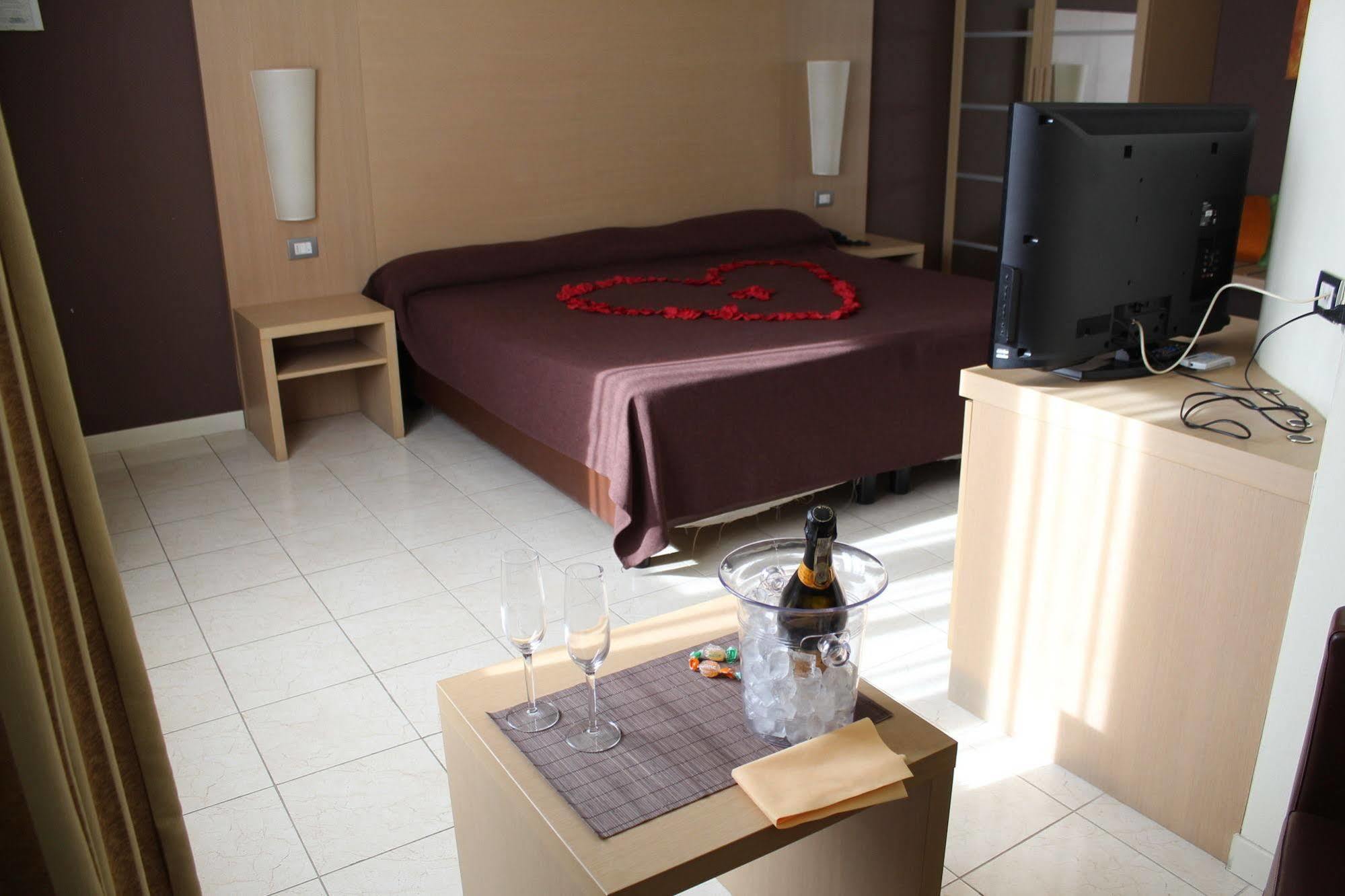 Blue Relais Garda Hotel Carpenedolo Eksteriør billede